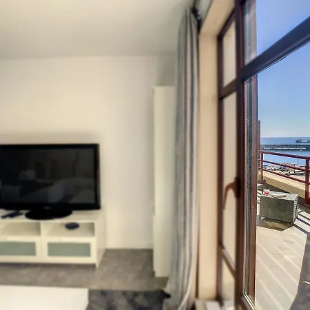Apartment Ocean Breeze By Lovelystay